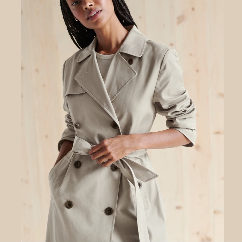 BANANA REPUBLIC beige lightweight belted trench coat, size medium